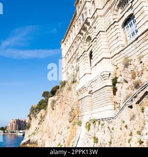 Fürstentum Monaco – Äußere Fassade des Ozeanographischen Museums mit Panoramablick, blauem Meer und Himmel. Stockfoto