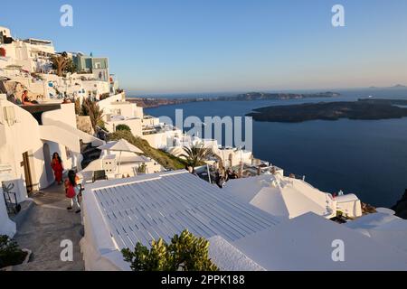 Weiß getünchte Häuser mit Terrassen und Pools und einer schönen Aussicht in Imerovigli auf Santorini Stockfoto