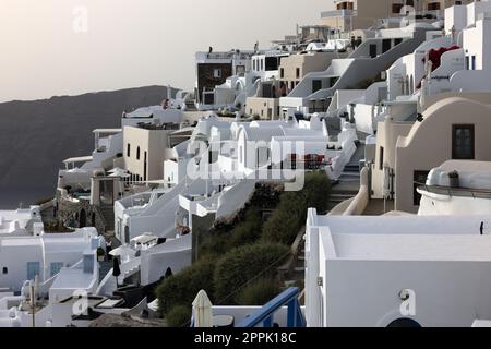 Weiß getünchte Häuser mit Terrassen und Pools und einer schönen Aussicht in Imerovigli auf Santorini Stockfoto