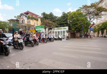 Der chaotische Mopedverkehr in Hanoi, Vietnam. Stockfoto