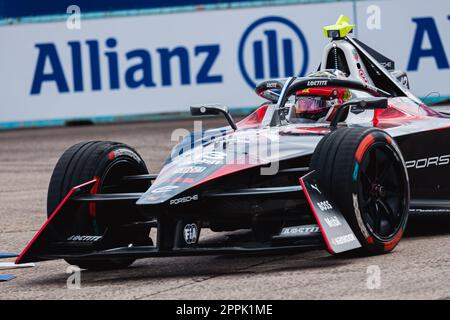 13 YIFEI Ye (chn), TAG HAUER Porsche Formula E Team, Porsche 99X Electric, Action während des Rookie-Tests 2023 der ABB FIA Formel E Weltmeisterschaft 2022-23, auf dem Tempelhof Airport Street Circuit am 24. April 2023 in Berlin, Deutschland - Foto: Germain Hazard/DPPI/LiveMedia Stockfoto