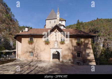 Heiligtum San Romedio im Val di Non, Sanzeno, Trentino-Südtirol, Italien Stockfoto