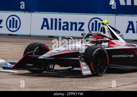 13 YIFEI Ye (chn), TAG HAUER Porsche Formula E Team, Porsche 99X Electric, Action während des Rookie-Tests 2023 der ABB FIA Formel E Weltmeisterschaft 2022-23, auf dem Tempelhof Airport Street Circuit am 24. April 2023 in Berlin, Deutschland - Foto: Germain Hazard/DPPI/LiveMedia Stockfoto