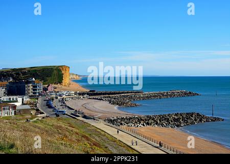 Erhöhte Aussicht auf die Stadt und den Hafen in Richtung Jurassic Coast vom South West Coast Path, West Bay, Dorset, Großbritannien. Stockfoto