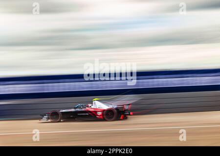 13 YIFEI Ye (chn), TAG HAUER Porsche Formula E Team, Porsche 99X Electric, Action während des Rookie-Tests 2023 der ABB FIA Formel E Weltmeisterschaft 2022-23, auf dem Tempelhof Airport Street Circuit am 24. April 2023 in Berlin, Deutschland - Foto: Germain Hazard/DPPI/LiveMedia Stockfoto