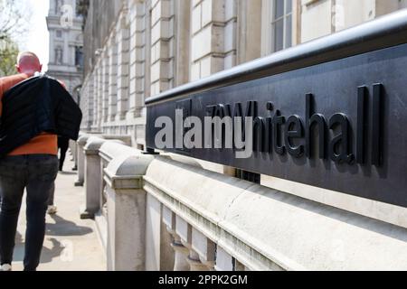 London, Großbritannien. 22. April 2023. Ein Schild vor der 70 Whitehall im Zentrum von London. (Foto: Steve Taylor/SOPA Images/Sipa USA) Guthaben: SIPA USA/Alamy Live News Stockfoto