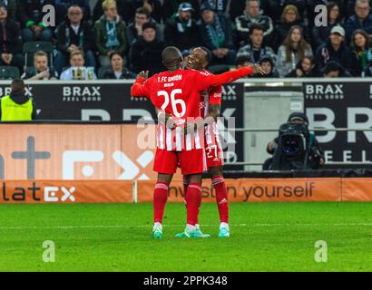 Sport, Fußball, Bundesliga, 2022/2023, Borussia Moenchengladbach gegen 1. FC Union Berlin 0-1, Stadion Borussia Park, freut sich über das Siegertor 0-1 von Torschütze Sheraldo Becker (Union) Rechts, Linkskreuzer Jerome Roussillon (Union), die DFL-VORSCHRIFTEN VERBIETEN DIE VERWENDUNG VON FOTOS ALS BILDSEQUENZEN UND/ODER QUASI-VIDEO Stockfoto