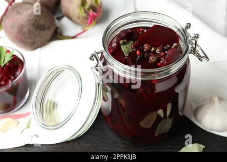 Eingelegte Rüben im Glasbehälter auf dem Tisch Stockfoto