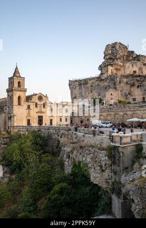 Blick auf die Kirche San Pietro caveoso und auf dem Hügel der Kirche St. Maria von Idris in Matera, Basilikata, Italien Stockfoto