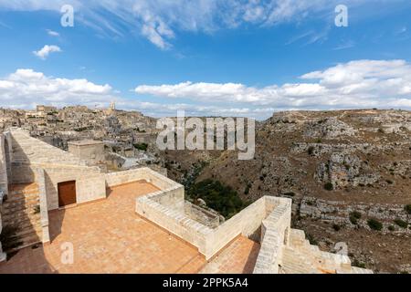 Blick auf die Sassi di Matera, ein historisches Viertel in der Stadt Matera, Italien Stockfoto