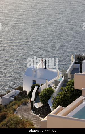 Die Braut und der Bräutigam während einer romantischen Fotosession in Imergovigli auf Santorini Stockfoto