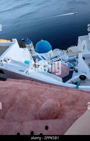 Blick vom Aussichtspunkt auf das Dorf Oia mit blauen Kuppeln griechisch-orthodoxer christlicher Kirchen und traditioneller, weiß getünchtes griechisches Architektur. Santorini, Griechenland Stockfoto