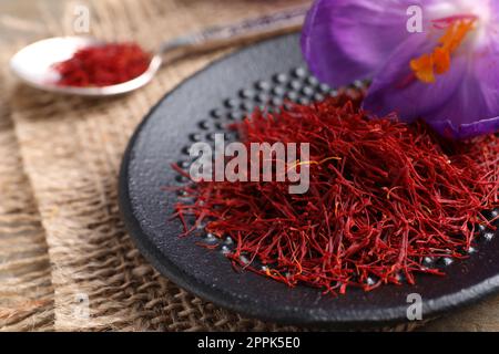 Getrocknete Safran- und Krokusblüten auf dem Tisch, Nahaufnahme Stockfoto