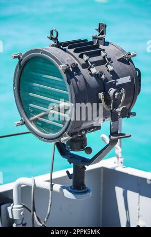 Spotlight an Bord des Navy-Kriegsschiffs Stockfoto