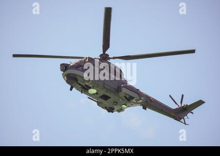 Fliegender Militärhubschrauber Stockfoto