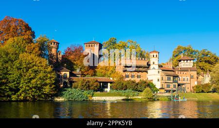 Turin, Italien - Panorama im Freien mit dem malerischen Schloss Turin Valentino bei Sonnenaufgang im Herbst Stockfoto