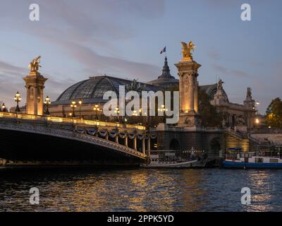 Grand Palais und Pont Alexandre III im Abendlicht Stockfoto