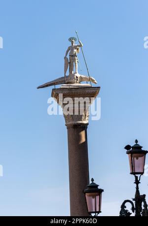 Venedig, italien - Piazetta - Skulptur des Hl. Theodor, erster Schutzpatron Venedigs Stockfoto