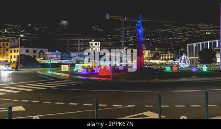 Menschen, die in der Marina spazieren gehen, dekoriert für Weihnachten in Funchal, Madeira, Portugal Stockfoto