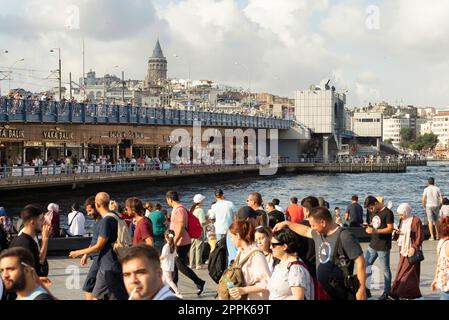 Eminonu-Platz mit Blick auf die Galata-Brücke, den Galata-Turm und Menschenmassen während des Siegesfeiertages, Istanbul, Türkei Stockfoto