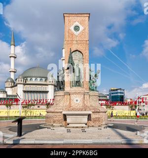 Republikanisches Denkmal oder Cumhuriyet-Aniti-Statue, mit Taksim-Moschee im Hintergrund, am Taksim-Platz, Istanbul, Türkei Stockfoto