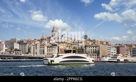 Blick auf Istanbul, Türkei mit Blick auf die Galata-Brücke mit traditionellen Fischrestaurants und Galata-Turm am anderen Ende Stockfoto