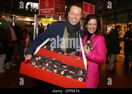 Ulf Ansorge, Angela Roy, Leuchtfeuer Charity Aktion, Teddy Bär Verkauf, Hamburger Hauptbahnhof, 17.11.2022 Stockfoto