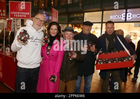 Peter Lohmeyer, Angela Roy, Horst Schroth, Eels Dieter Bruhn, Ulf Ansorge, Leuchtfeuer Charity Aktion, Teddy Bär Sale, Hauptbahnhof Hamburg, 17.11.2022 Stockfoto