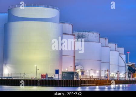 Lagertanks für fossile Brennstoffe bei Nacht, wie in Berlin gesehen Stockfoto