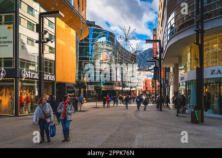 Leute zollfrei einkaufen, Straße mit modernen Geschäften in Andorra Stockfoto