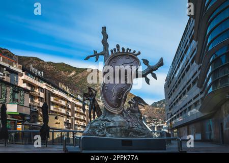 Noblesa del temps, Adel der Zeit, Skulptur von Salvador Dali, schmelzende Uhr und Engel, Andorra Stockfoto