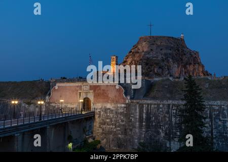 Alte Festung in Kerkyra, Korfu bei Nacht Stockfoto