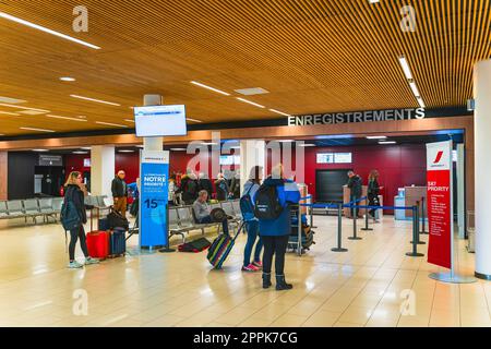 Personen, die mit Gepäck in einer Schlange für Check-in und Abflug stehen, Perpignan Flughafen Stockfoto