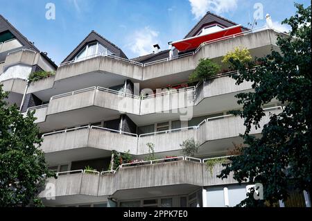 Wohngebäude aus freiliegendem Beton Stockfoto