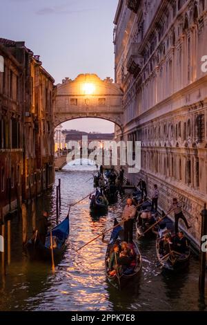 Blick auf die Seufzerbrücke in Venedig Stockfoto