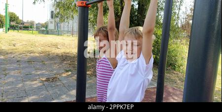 Sremska Mitrovica, Serbien, 13. September 2020. Ein Junge und ein Mädchen auf dem Sport- oder Spielplatz sind körperlich aktiv. Ein Kind in einem weißen T-Shirt Stockfoto