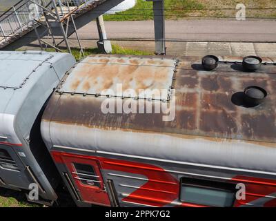 SVIR, Russland 6. August 2021 Russian Railways, Draufsicht. Eine alte graue Kutsche und ein rostiges Dach mit Lüftungsrohren. Automatische Kopplung von Personenkraftwagen. Personenbeförderung auf Intercity-Strecken Stockfoto