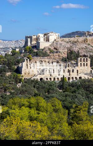 Blick auf die Akropolis von Athen und das Dionysostheater von Muse Hill, Athen, Griechenland Stockfoto