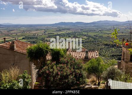 Ackerland und Olivenhaine um Montemassi in der Provinz Grosseto. Italien Stockfoto