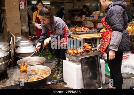 Entenkochen auf der Straße in Hanoi, Vietnam Stockfoto