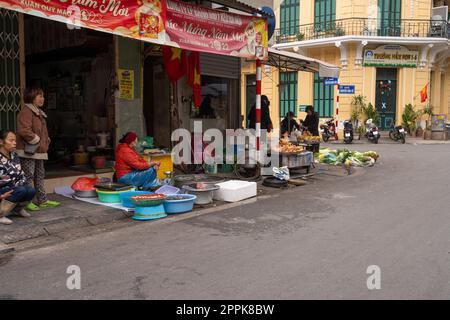 Fleisch- und Fischverkäufer in Hanoi, Vietnam Stockfoto