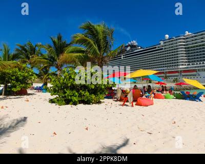 Ocean Cay, Bahamas - 04. Mai 2022: Menschen, die sich am Strand auf Ocean Cay Island ausruhen Stockfoto