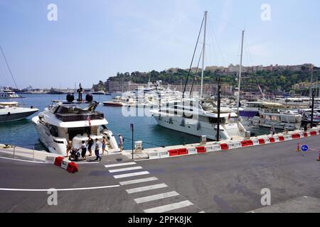 MONACO-VILLE, MONACO - 18. JUNI 2022: Port Herkules im Viertel La Condamine, Monaco Stockfoto