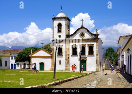 PARATY, BRASILIEN - 25. DEZEMBER 2022: Kirche Saint Rita Barock Colonial in Paraty, Rio de Janeiro, Brasilien Stockfoto