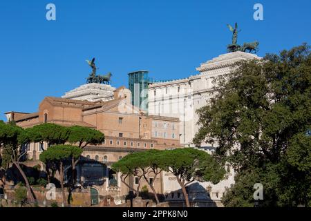 Blick vom Trajan's Forum of Victor Emmanuel II Monument mit Quadriga auf der Spitze, Rom, Italien Stockfoto