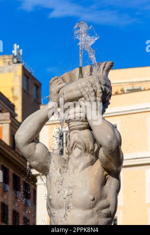 Fontana del Tritone aus dem 17. Jahrhundert (Triton-Brunnen), auf der Piazza Barberini, Rom, Italien Stockfoto