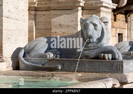 Löwenstatue am Mosespringbrunnen aus dem 16. Jahrhundert (Fontana dell'Acqua Felice), Rom, Italien Stockfoto