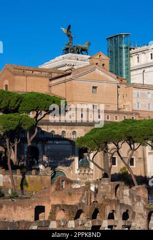 Blick vom Trajan's Forum of Victor Emmanuel II Monument mit Quadriga auf der Spitze, Rom, Italien Stockfoto