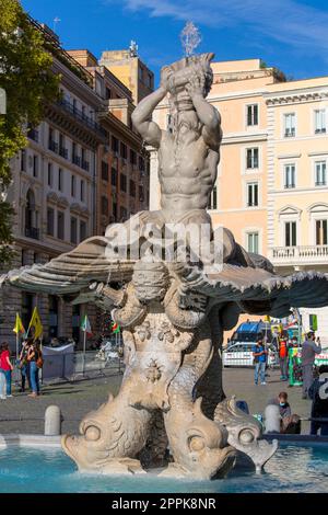 Fontana del Tritone aus dem 17. Jahrhundert (Triton-Brunnen) mit Delfinköpfen auf der Piazza Barberini, Rom, Italien Stockfoto