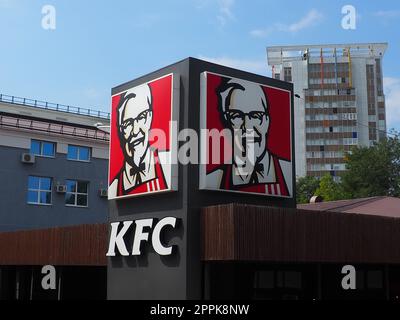 Anapa, Russland, 23. August 2021. KFC Restaurant. Kentucky Fried Chicken, kurz KFC, ist eine internationale Lebensmittelkette, die auf Hühnergerichte spezialisiert ist. Marken-, Logo- oder Außenwerbung Stockfoto